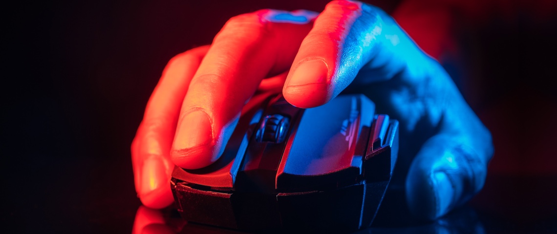 On a rencontré l'entreprise qui vous fait cliquer Une main d'homme cliquant sur une souris d'ordinateur