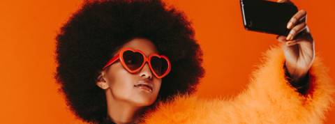 A partir de 30 000 followers, vous êtes une star du web une jeunes fille à la coupe afro se prend en photo