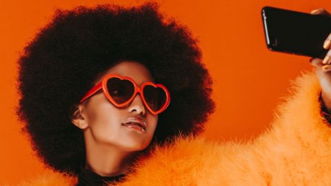 une jeunes fille à la coupe afro se prend en photo