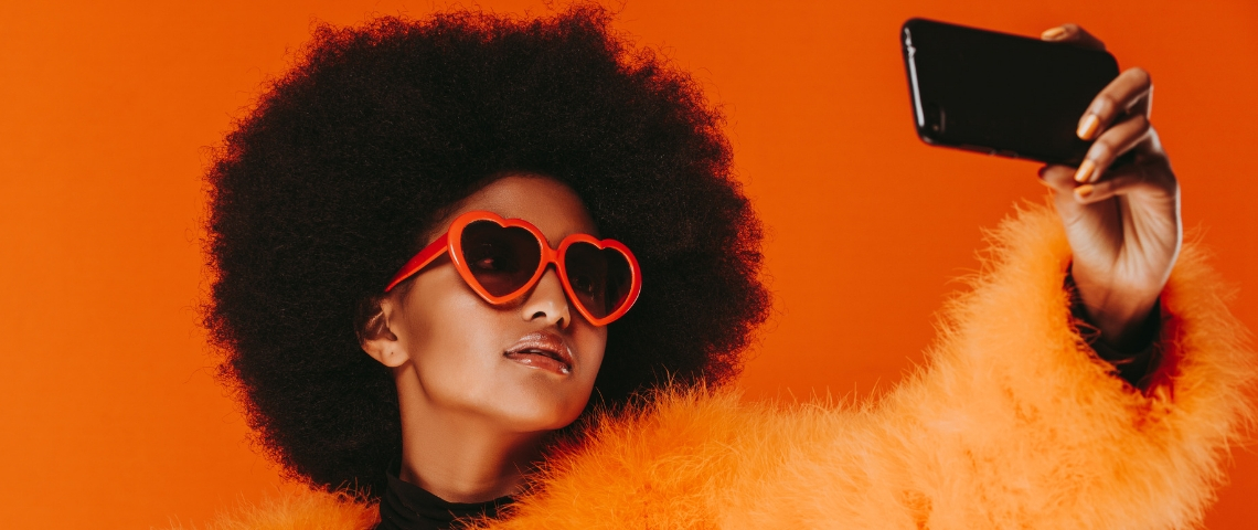 A partir de 30 000 followers, vous êtes une star du web une jeunes fille à la coupe afro se prend en photo
