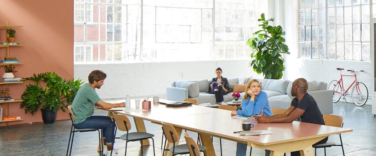 Global Start Weekend Sustainable Revolution : la competition mondiale des start-up durables Un groupe travaille sur une table dans un espace de co-working