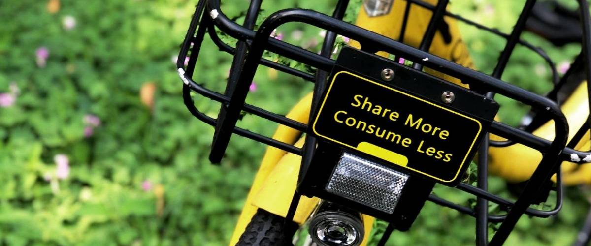 1ère édition des universités d'été pour l'économie de demain Un vélo jaune dans un parc