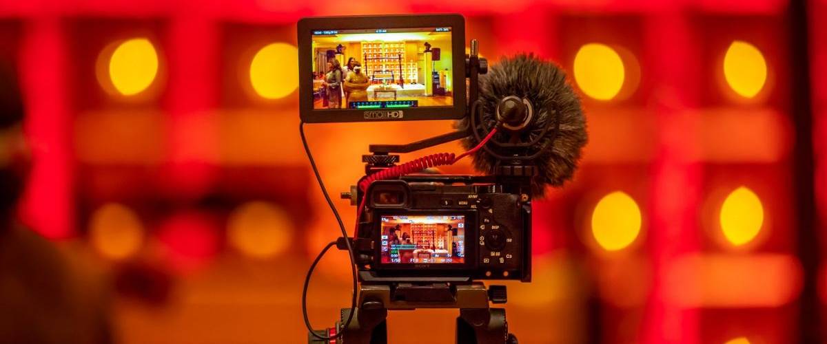 Twitter lance LiveCute son service d'optimisation de contenu Une camera film une scène sur un plateau
