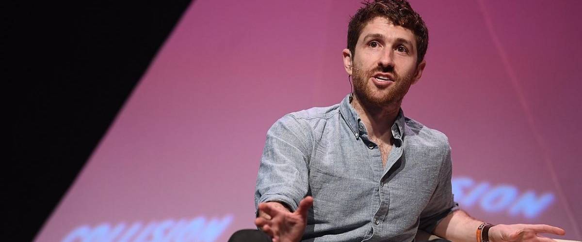 Un ex-ingénieur Google explique les travers des dark patterns Tristan Harris ex-ingénieur Google, lors d'une conférence Colusion