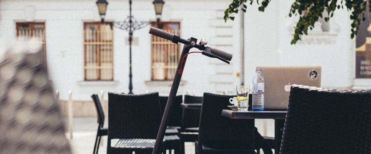 À Paris, une start-up de trottinettes ne rime pas forcement avec succès Une trottinette électrique sur terrasse de café