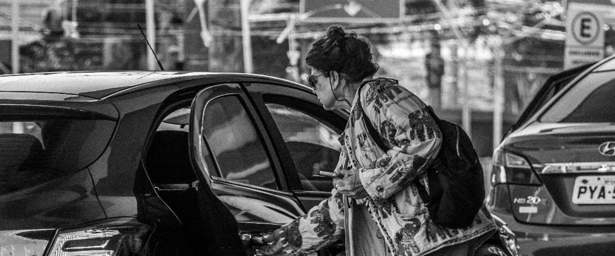 Uber lance un abonnement mensuelle à ses services VTC et UberEATS Une femme portants a valise monte dans un VTC