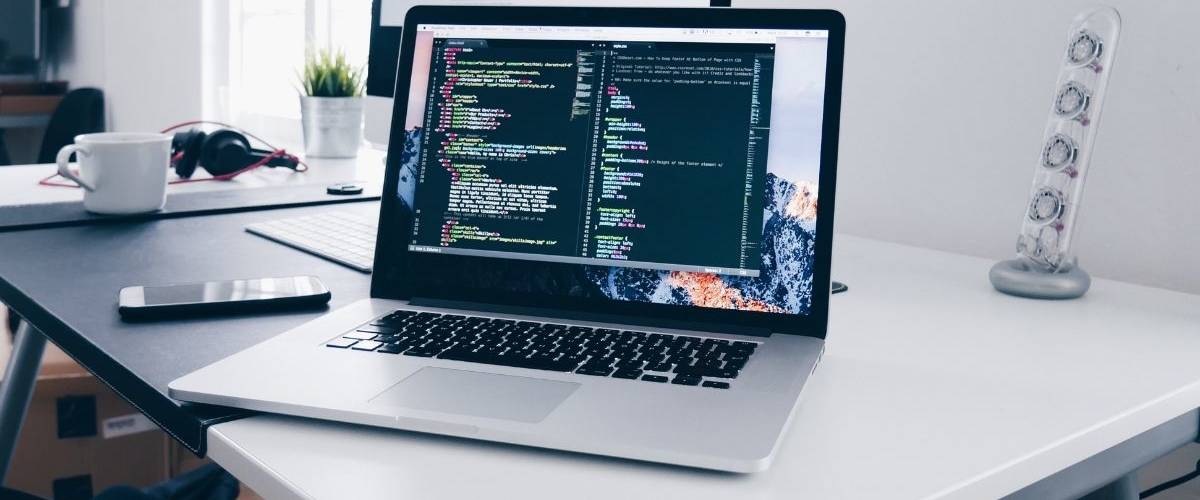 UserInyerface.com le site le moins ergonomique au monde Un ordinateur sur un bureau affiche des codes HTML