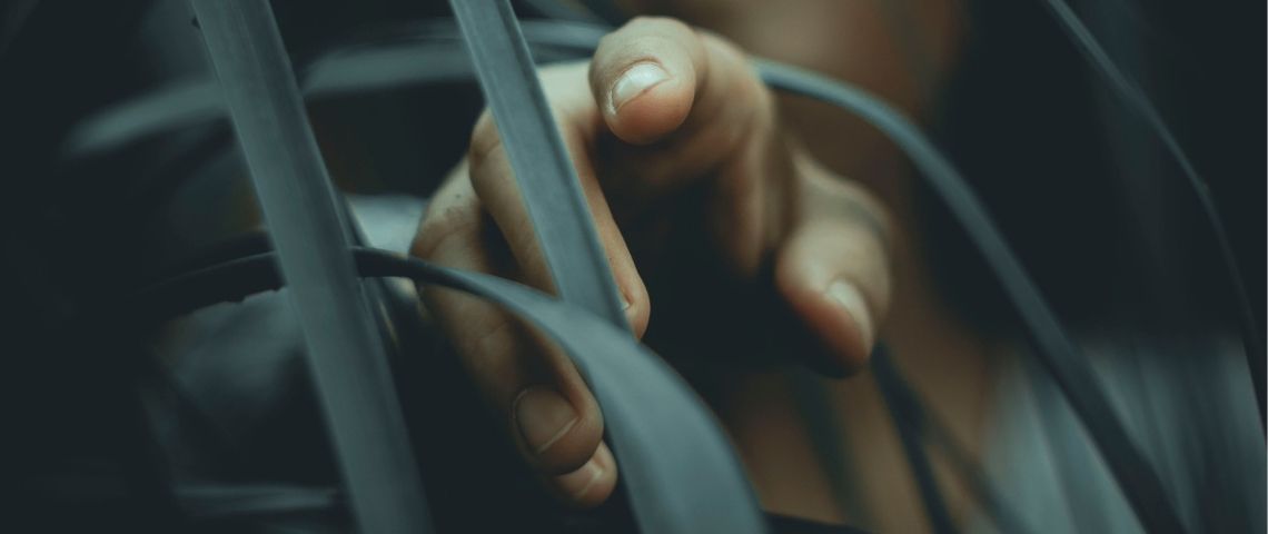 Selon YouTube, si vous voyez des vidéos complotistes, c’est de votre faute Une femme pointe du doigt dans la forêt