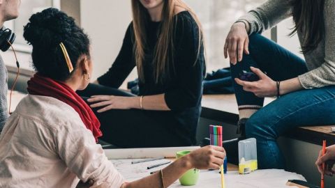 groupe de personnes qui travaille