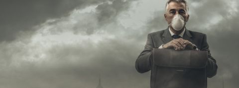 Les dirigeants s'engagent en faveur du climat Un homme d'affaires portant un masque sur le visage pour se protéger de la pollution