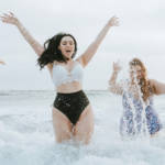 Des femmes en maillot de bain qui s'amuse dans la mer