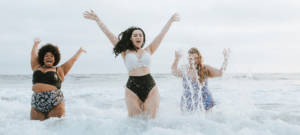 Des femmes en maillot de bain qui s'amuse dans la mer