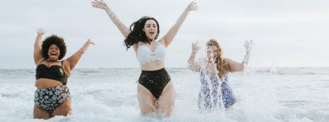 Étude : les bonnes résolutions de la rentrée Des femmes en maillot de bain qui s'amuse dans la mer