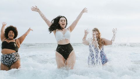 Des femmes en maillot de bain qui s'amuse dans la mer