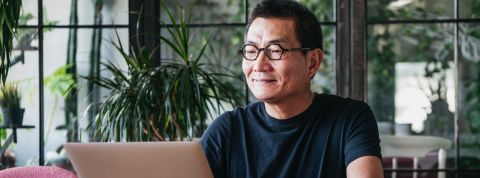 Ces sites que les Chinois ont très bien clonés Homme asiatique tape sur un ordinateur