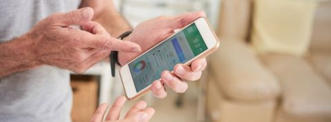 Que voudra dire demain être en - bonne santé - homme montre ses datas au médecin