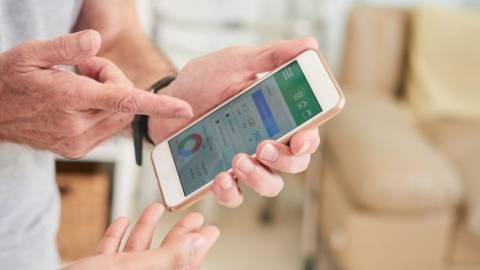 homme montre ses datas au médecin