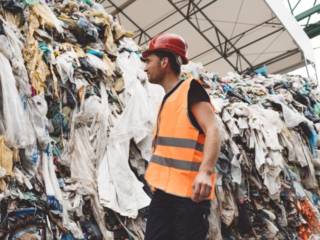 Paris Fashion Week : on sait que la mode pollue, mais sur les réseaux on s'en fiche