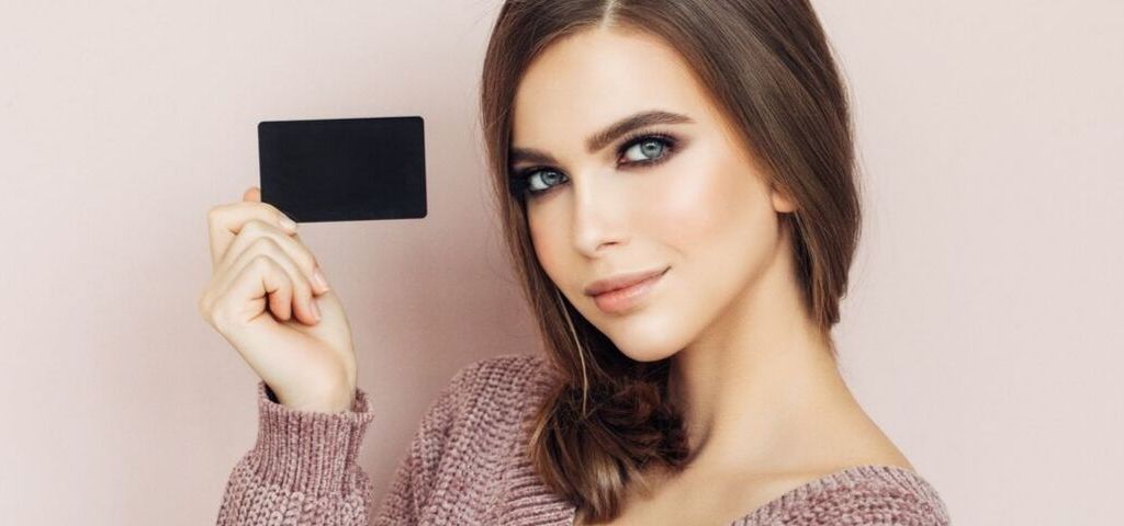Baromètre de la fidélité : que veulent les clients ? Une femme portant une carte de fidélité