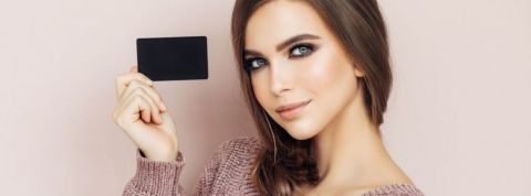 Baromètre de la fidélité : que veulent les clients ? Une femme portant une carte de fidélité