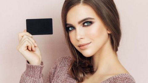 Baromètre de la fidélité : que veulent les clients ? Une femme portant une carte de fidélité