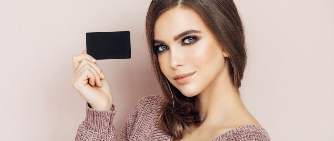 Baromètre de la fidélité : que veulent les clients ? Une femme portant une carte de fidélité