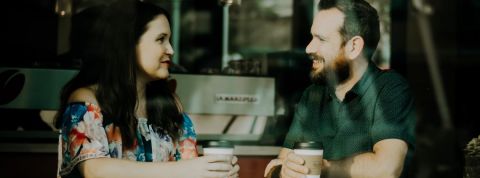 L’interne, une partie prenante sous-estimée Deux personnes boivent un café