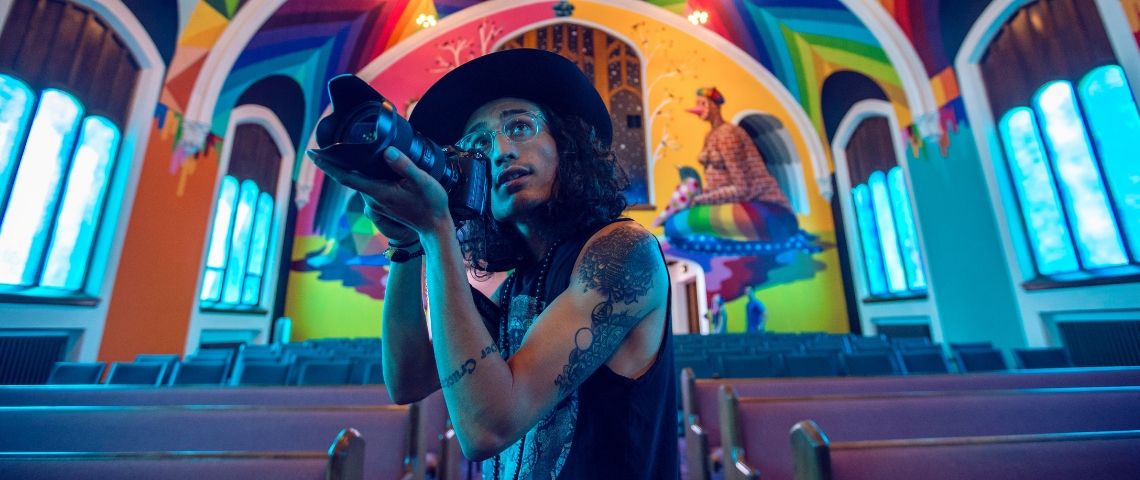 La créativité des influenceurs pour capter une nouvelle audience Un jeune homme avec un appareil photo dans les mains