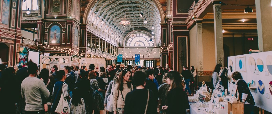 Se poser les bonnes questions pour organiser son événement digital ou hybride Des personnes circulent dans un salon