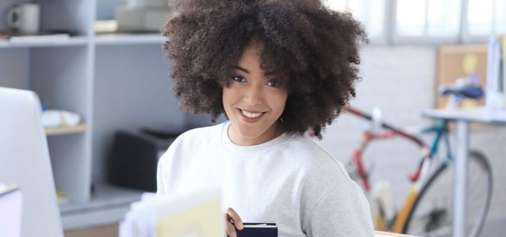 Entreprises B2B : il est temps de révéler le potentiel de votre marque ! Femme d'affaires souriante