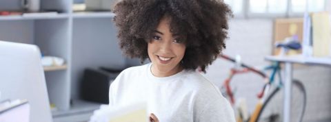 Entreprises B2B : il est temps de révéler le potentiel de votre marque ! Femme d'affaires souriante