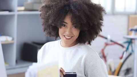 Entreprises B2B : il est temps de révéler le potentiel de votre marque ! Femme d'affaires souriante