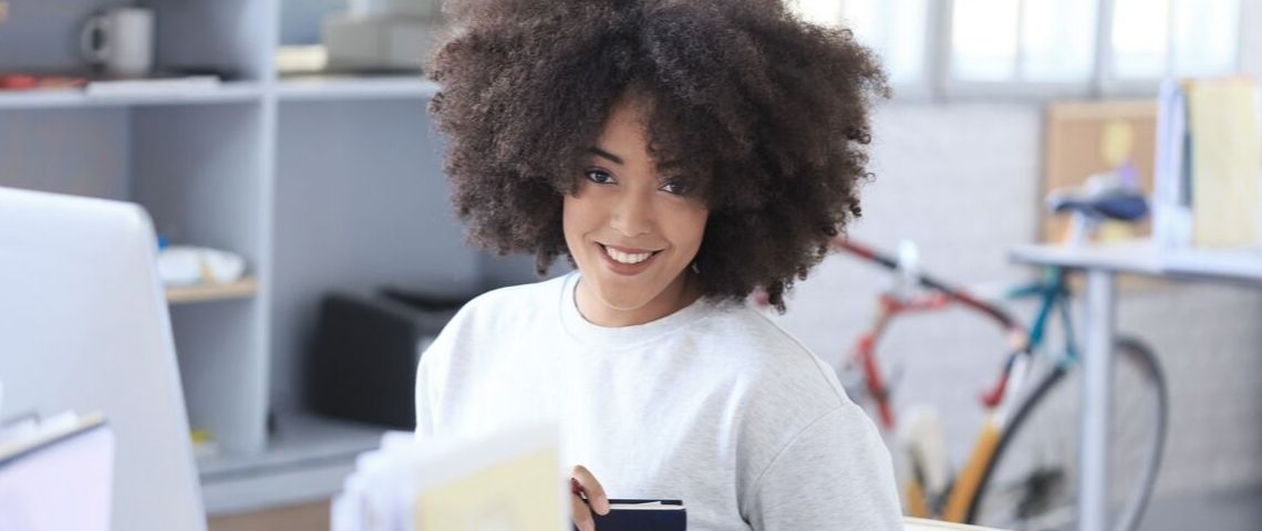 Entreprises B2B : il est temps de révéler le potentiel de votre marque ! Femme d'affaires souriante
