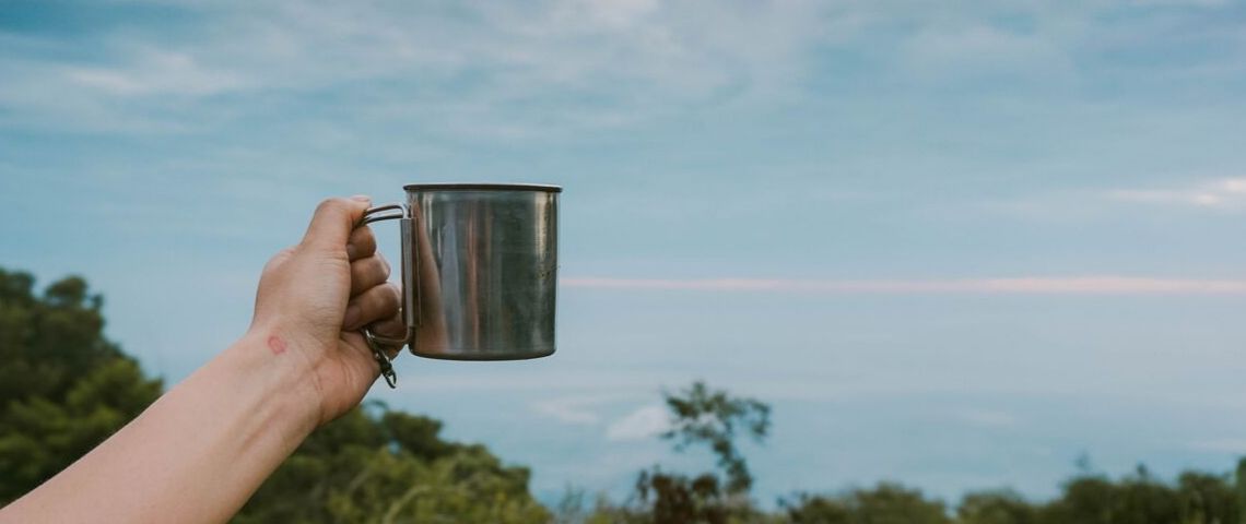 Comment réaliser une campagne avec un objet pub écolo Quelqu'un porte un mug en métal