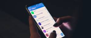 Personne utilisant Telegram sur son smartphone.