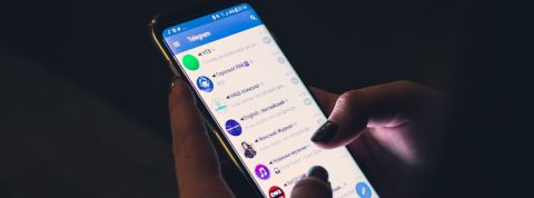 Pour Edward Snowden, vous ne devriez pas utiliser WhatsApp Personne utilisant Telegram sur son smartphone.