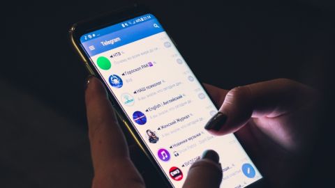 Personne utilisant Telegram sur son smartphone.