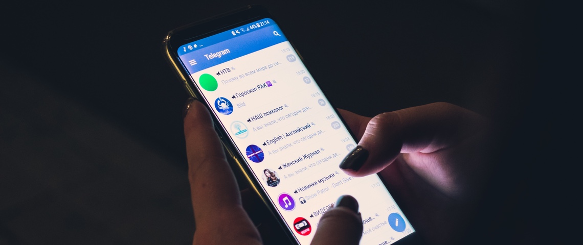 Pour Edward Snowden, vous ne devriez pas utiliser WhatsApp Personne utilisant Telegram sur son smartphone.