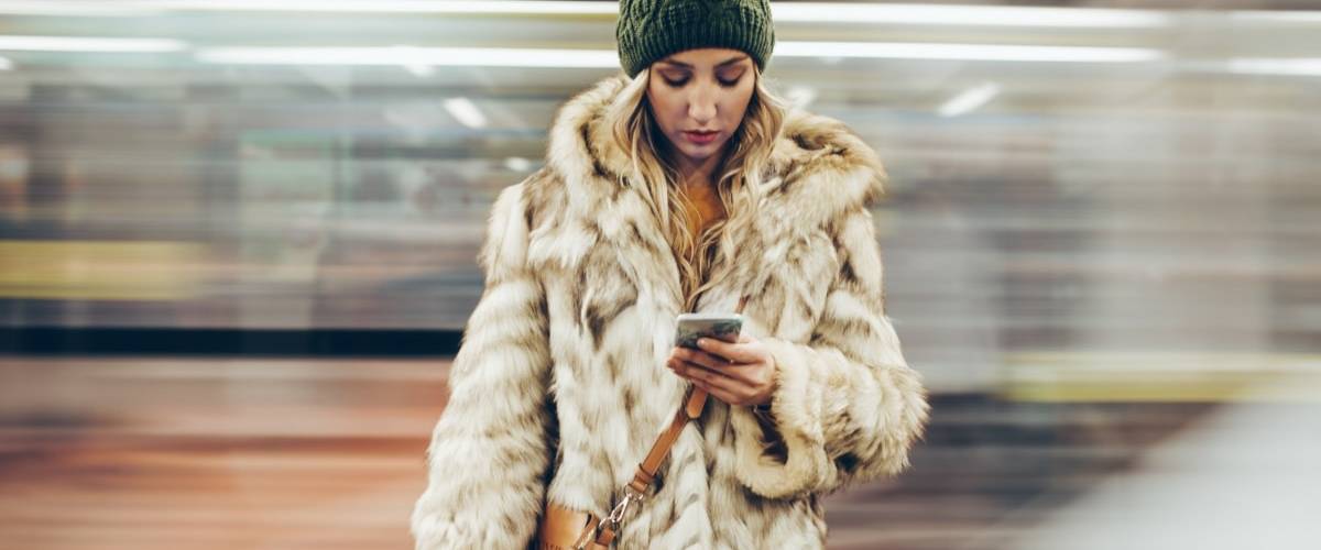 Les unfluenceurs, ces influenceurs qu'on déteste Une femme avec un manteau en fourrure sur le quai d'un métro
