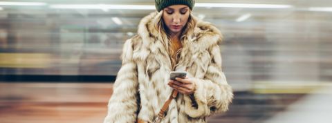 Les unfluenceurs, ces influenceurs qu'on déteste Une femme avec un manteau en fourrure sur le quai d'un métro