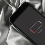 Smartphone en train de charger sur un lit