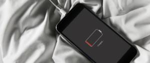 Smartphone en train de charger sur un lit
