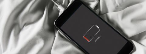 La batterie de notre téléphone structure notre quotidien, bien plus que vous ne l'imaginiez Smartphone en train de charger sur un lit