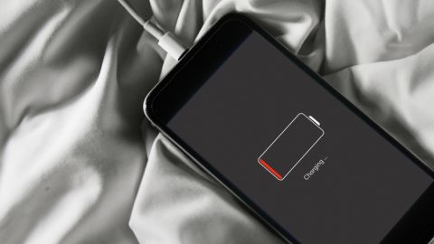La batterie de notre téléphone structure notre quotidien, bien plus que vous ne l'imaginiez Smartphone en train de charger sur un lit