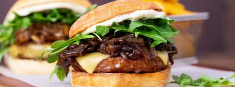 Quelle est la stratégie de Beyond Meat ? Deux burgers Beyond Meat