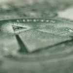 Un gros plan sur un billet en dollars avec la pyramide et la devise in god we trust