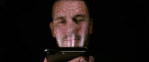 Homme se faisant identifier grâce à reconnaissance faciale de son smartphone.