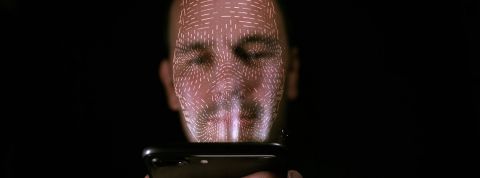 La biométrie pourrait être de plus en plus utilisée pour les paiements en ligne Homme se faisant identifier grâce à reconnaissance faciale de son smartphone.