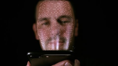 Homme se faisant identifier grâce à reconnaissance faciale de son smartphone.