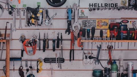Un atelier de bricolage avec des outils